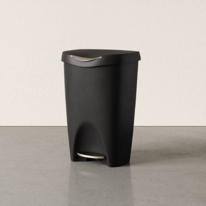 Umbra 084200-047 50 L Brim Trash Can with Lid - Black/Nickel